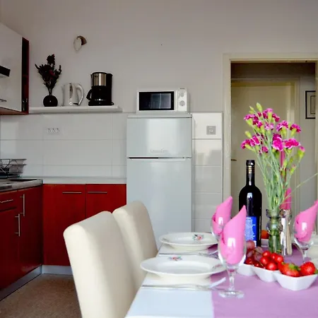 3 Bedroom With Balcony شقة *