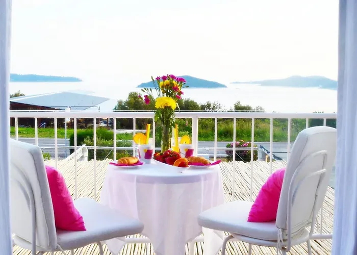 3 Bedroom With Balcony Brsečine