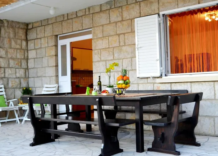 Apartamento 3 Bedroom With Balcony Brsečine